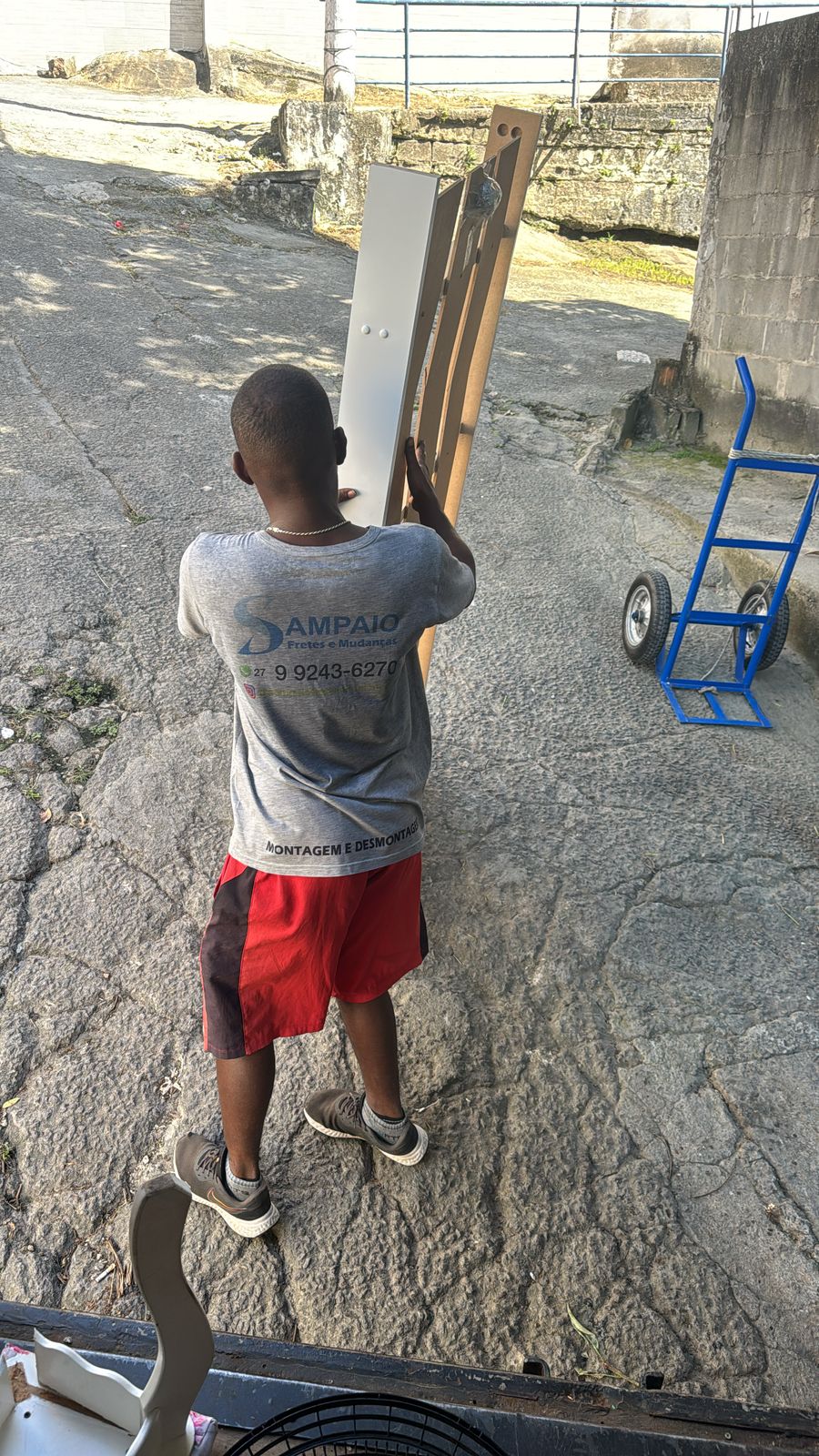 Equipe preparando móveis para mudança