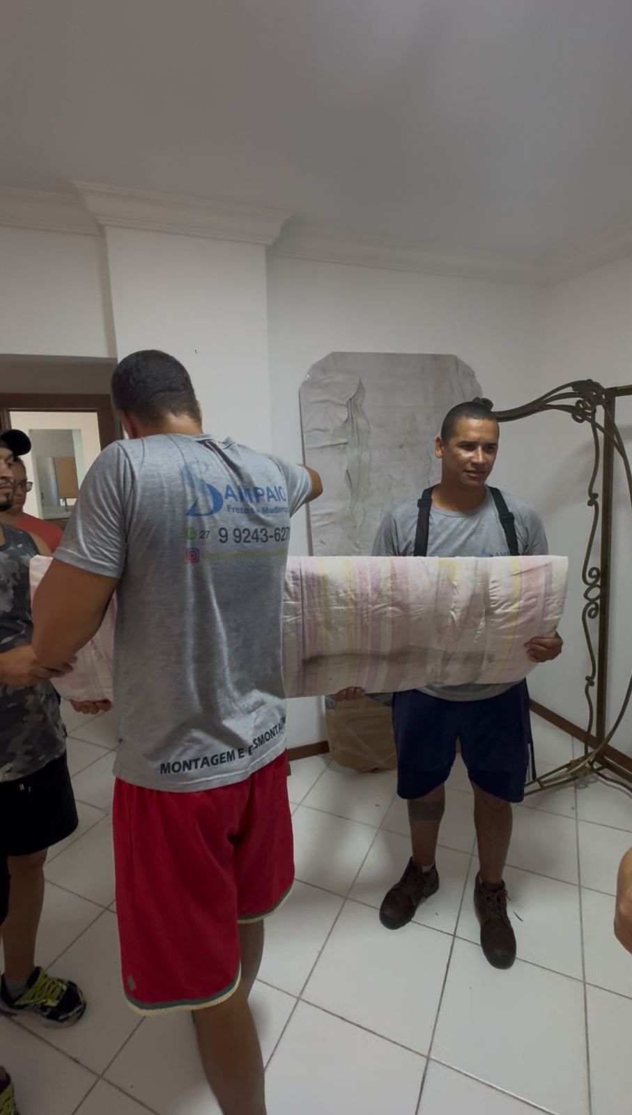 Móvel sendo embalado com plástico bolha