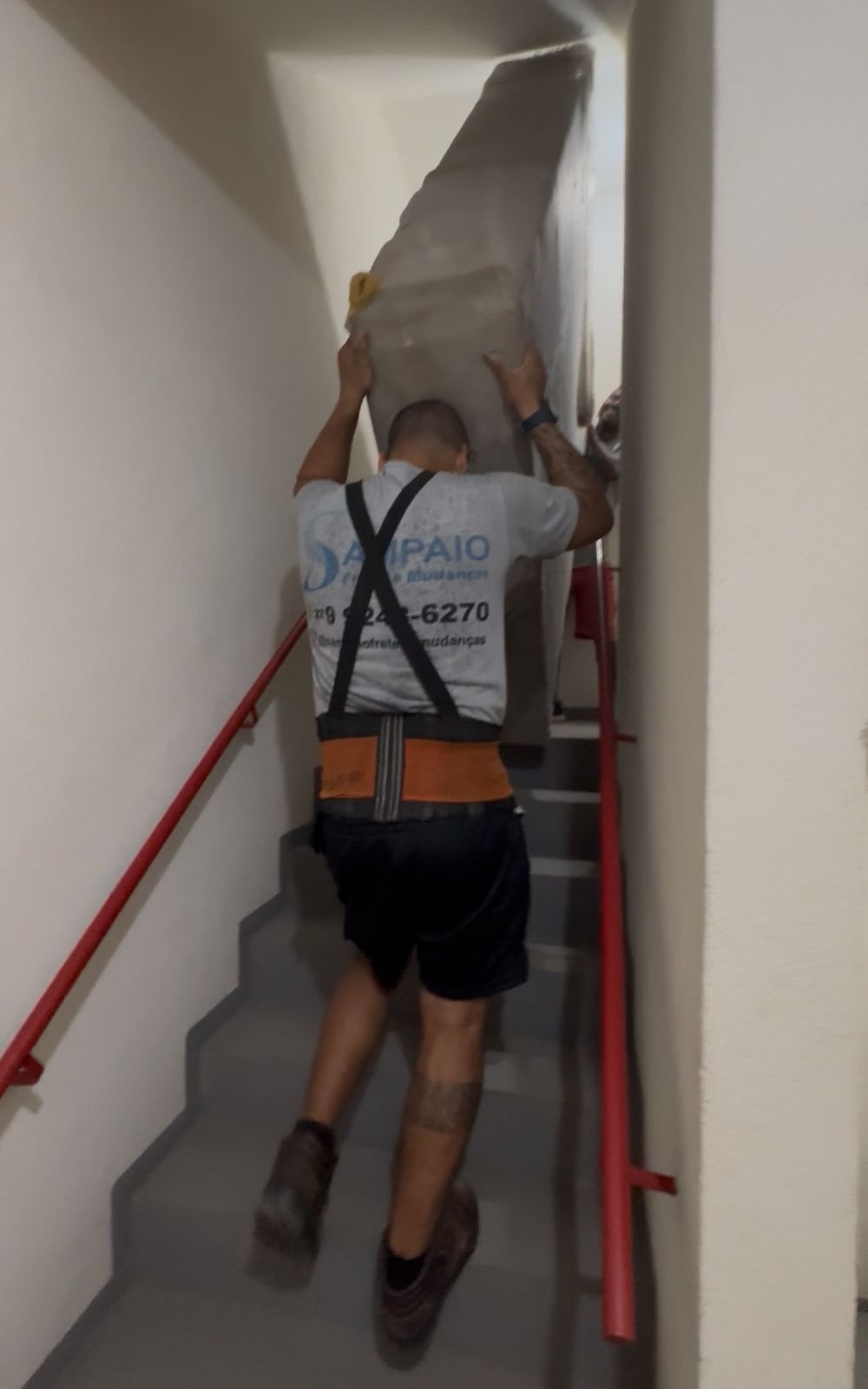 Desmontagem de móvel com ferramentas profissionais