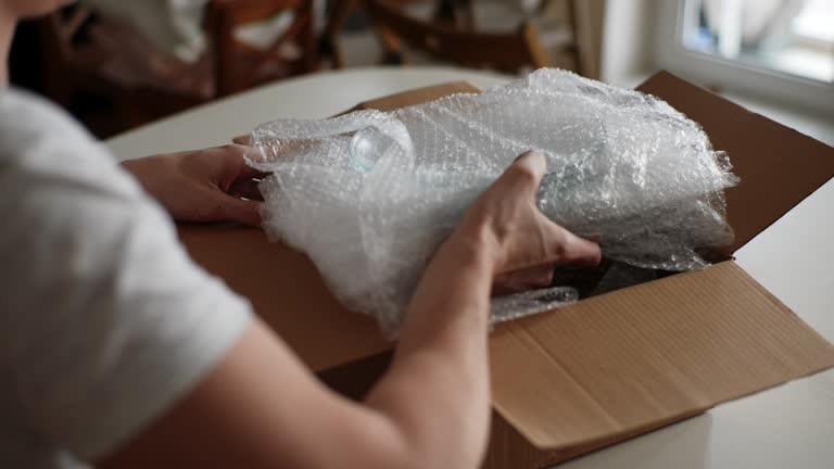 Pessoa embalando um objeto frágil
